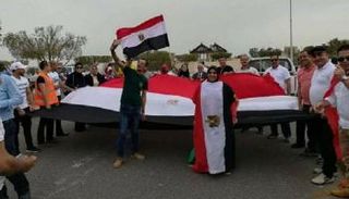 الأعلام المصرية تزين الناخبين