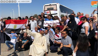 جموع المصريين قبل التوجه إلى المقار الانتخابية بالإمارات