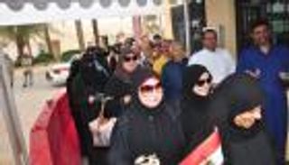 بالصور.. جموع المصريين أمام السفارة بالرياض للتصويت بانتخابات الرئاسة