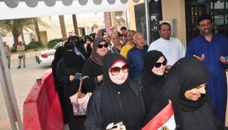 طوابير المصريين أمام السفارة بالرياض