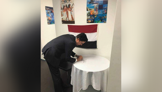 أحد المصريين بالخارج خلال الإدلاء بصوته في انتخابات الرئاسة 2018