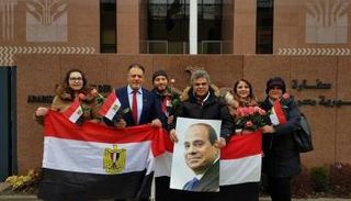 مصريون أمام السفارة المصرية بألمانيا