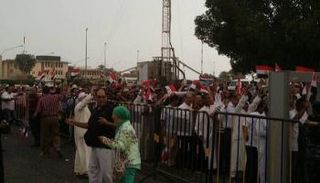 المصريون يحتشدون أمام مقر انتخابي بالخارج