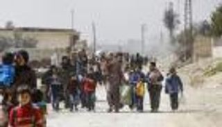 الغوطة وعفرين.. غارات مكثفة وفرار مئات المدنيين 