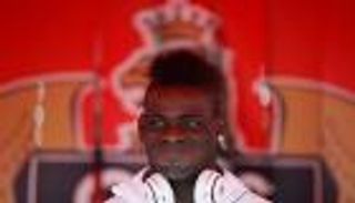 بالوتيلي لرئيس سان جيرمان: المال لا يصنع الأبطال