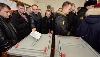 ناخبون في مركز اقتراع بمدينة فلاديفوستوك - رويترز