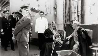 صورة للقاء الملك عبدالعزيز آل سعود وروزفلت 1945