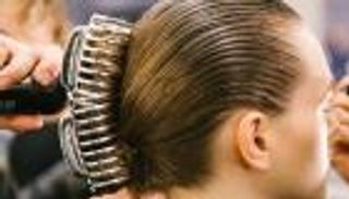 بالصور.. إكسسوارات الشعر تستعيد موضة التسعينات