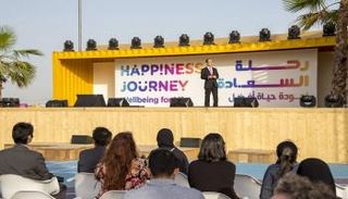 جلسات حوارية وتفاعلية في رحلة السعادة