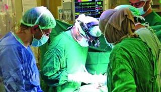 الدكتور عبيد محمد الجاسم أثناء العملية