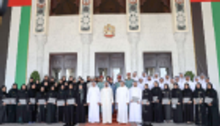 محمد بن راشد يكرم خريجي برنامج الرؤساء التنفيذيين للسعادة والإيجابية