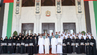 الشيخ محمد بن راشد يتوسط خريجي الدفعة الثانية من البرنامج