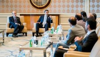الشيخ عبدالله بن زايد آل نهيان خلال لقاء وفد المستثمرين الإماراتيين