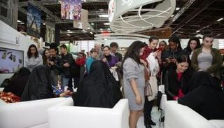 فرنسيات في الركن المخصص لعرض التراث الإماراتي