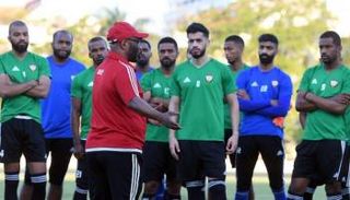 عبدالله صالح مع اللاعبين