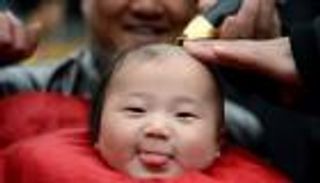 حلق الشعر يجلب الحظ بمهرجان "رفع رأس التنين"