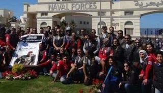 رشا سامي العدل مع فريق نسائي للدراجات البخارية بقيادة القوات البحرية