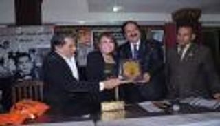 بالصور: تكريم لبنى عبدالعزيز في عيد الأم بجمعية محبي فريد الأطرش