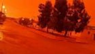 بالصور.. زوبعة رملية تحول صباح الجزائر إلى ليل