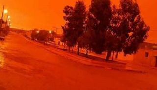 زوبعة رملية في نهار مدينة الأغواط الجزائرية 