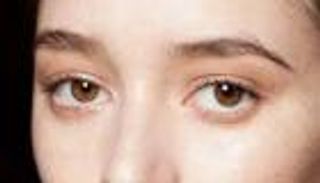 بالفيديو.. تعرفي على طريقة "ميكروبلادينج" لرسم الحواجب