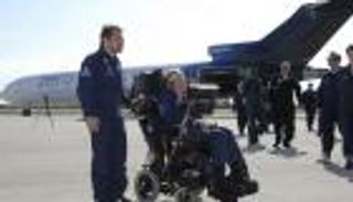 ستيفن هوكينغ.. "سوبر مان" يقاوم الجاذبية