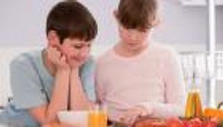 أفضل ٧ أطعمة ومشروبات تعزز الذكاء