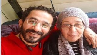الفنان المصري أحمد حلمي ووالدته 