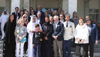 الشيخ نهيان بن مبارك ونورة الكعبي مع وفد أصدقاء اللوفر