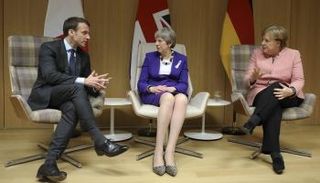 الزعماء الثلاثة خلال اجتماعهم - رويترز