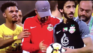 اللاعب يحاول الاعتذار خلال المباراة