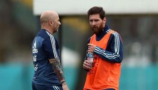 ميسي ومدرب الأرجنتين