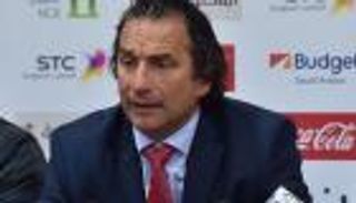 مدرب السعودية غير مهتم بتجميد محترفي "الليجا"