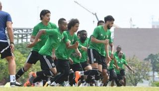 محمد عبدالرحمن في تدريبات منتخب الإمارات