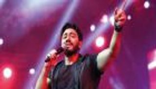 تامر حسني يغني في اليوبيل الذهبي لنادي الفجيرة