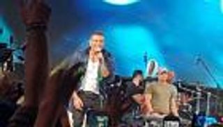 بالصور.. عمرو دياب يفتتح حفل الجامعة الأمريكية بهذه الأغنية