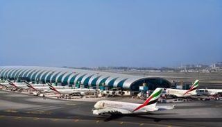 طيران الإمارات تضع ملصق عام زايد على 10 طائرات