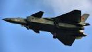 الصين تجري مناورات جوية قرب جزيرتين متنازع عليهما مع اليابان