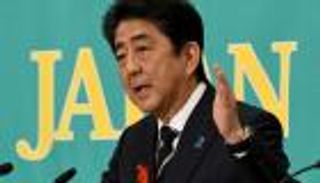 رئيس وزراء اليابان يعتذر وسط فضيحة محسوبية 