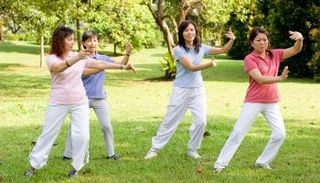 صينيات يمارسن تمرينات تاي تشي