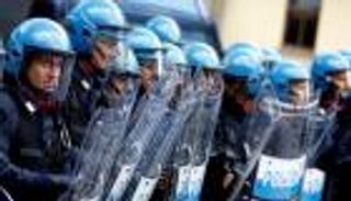 إخلاء متجرين في روما إثر تهديد بوجود قنبلة