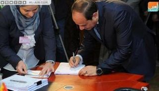  الرئيس عبد الفتاح السيسي خلال الإدلاء بصوته في الانتخابات الرئاسية