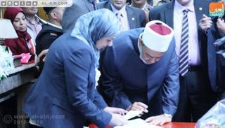 الدكتور أحمد الطيب شيخ الأزهر الشريف رئيس مجلس حكماء المسلمين أثناء الإدلاء بصوته في الانتخابات