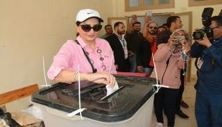 وفاء عامر تدلي بصوتها