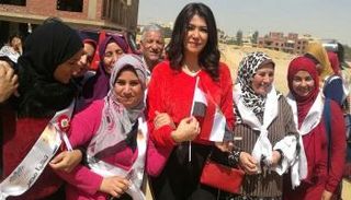 ناخبات حرصن على التقاط الصور مع لقاء سويدان