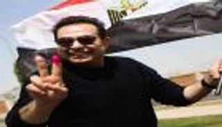 بالصور.. حكيم يغني في شوارع القاهرة بسبب الانتخابات