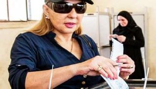 نادية الجندي تدلي بصوتها في الانتخابات