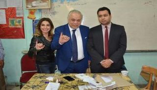 أشرف زكي وزوجته في الانتخابات