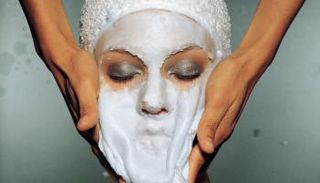 قومي بتنظيف بشرتك قبل الصيف