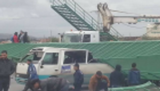 بالصور.. مقتل ثلاثة أشخاص في انهيار جسر مشاة بالجزائر